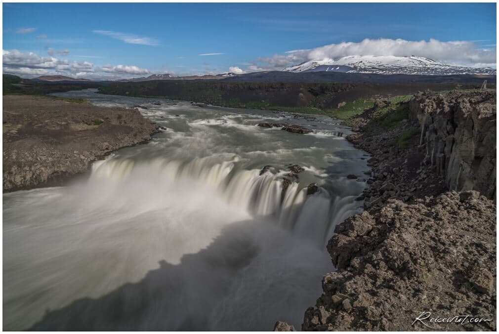 Pjofafoss mit Hekla im Hintergrund