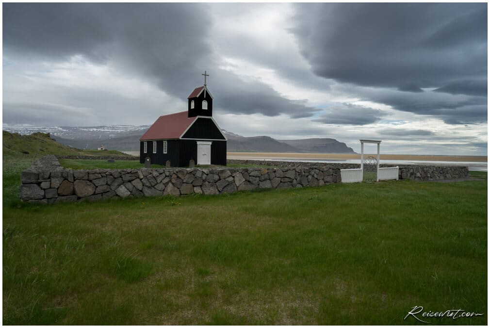 Sauraejarkirkja in den Westfjorden bei Raudisandur