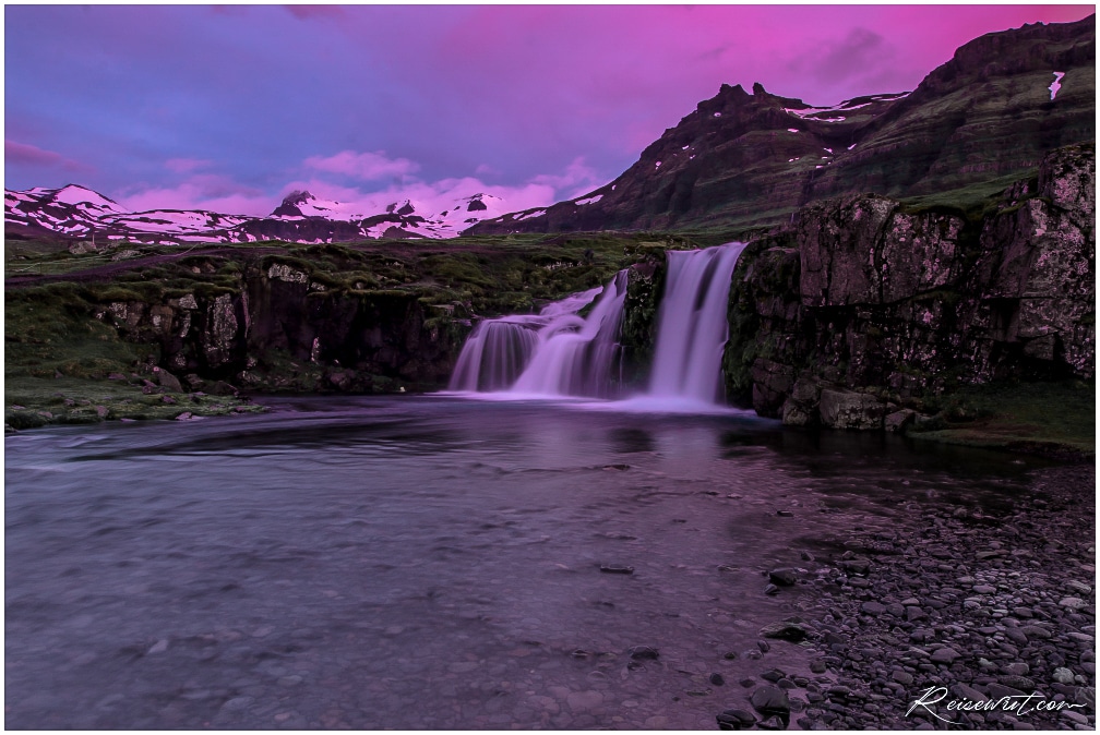 Kirkjufellfoss Twilight. Es tut in den Augen weh, aber das war das Licht in dieser Nacht