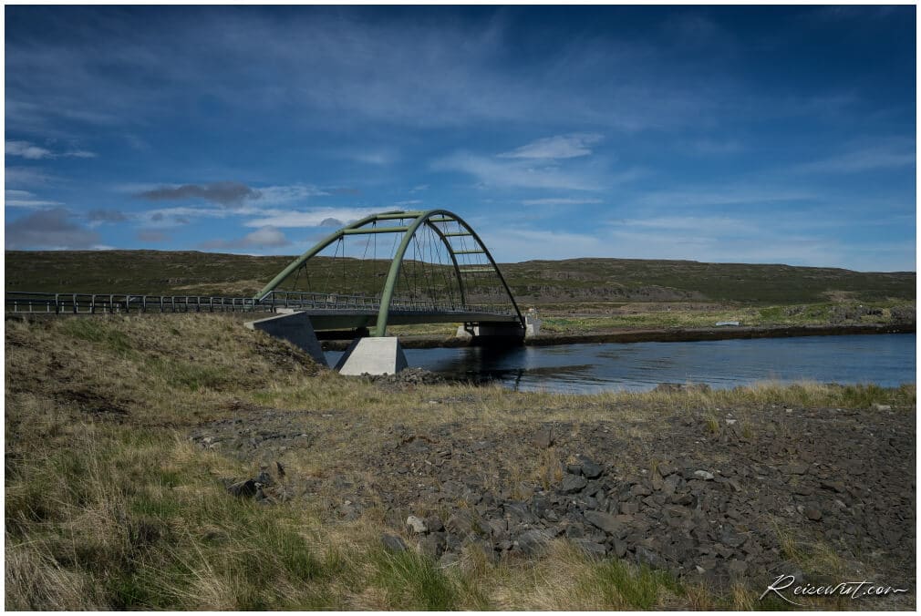 Markanter Wegpunkt am Skoetufjoerdur ist diese kleine Brücke