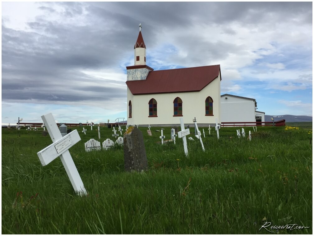 Stadarholskirkja am Anfang der Halbinsel Klofningsnes