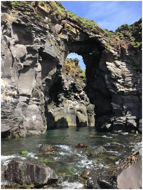 Die Badstofa Cave ist nur bei Ebbe halbwegs zu erreichen