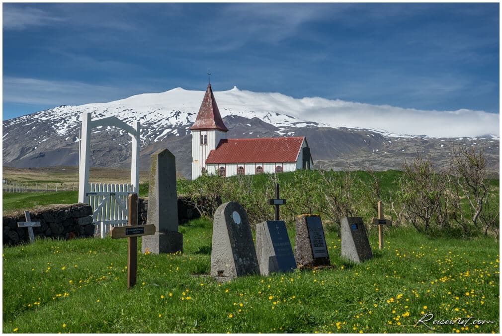 Das Panorama hinter der Hellnarkirkja sucht wirklich seinesgleichen. Bei schönem Wetter thront dort der Snaefellsjökull