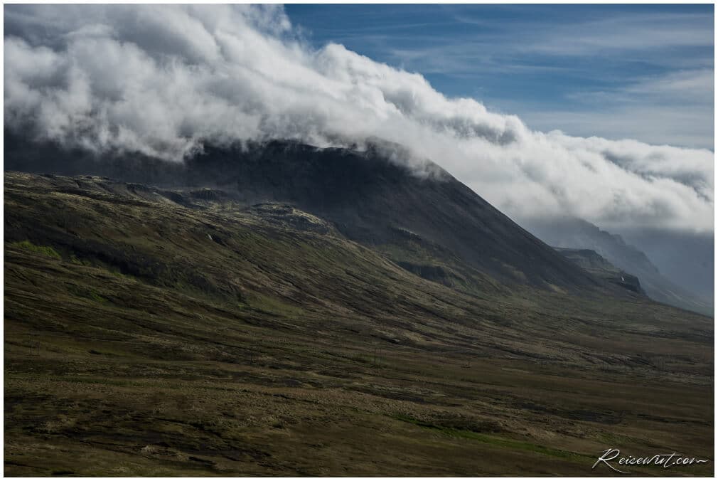 Tief hängende Wolken entlang der Road 54 auf Snaefellsnes