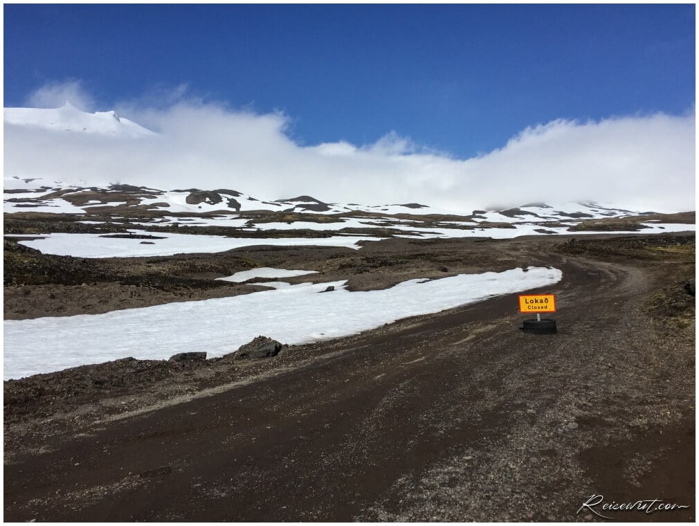 Die Straße auf die andere Seite ist schneebedingt gesperrt