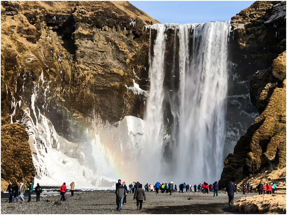 Völlig 'overcrowded', der Skogafoss im März 2017, nur drei Jahre später als bei der Aufnahme oben