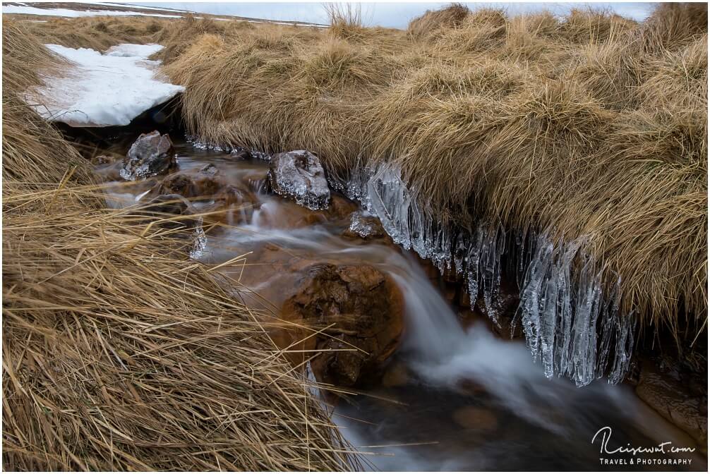 Eiszapfen im kleinen Bachlauf beim Hvitserkur