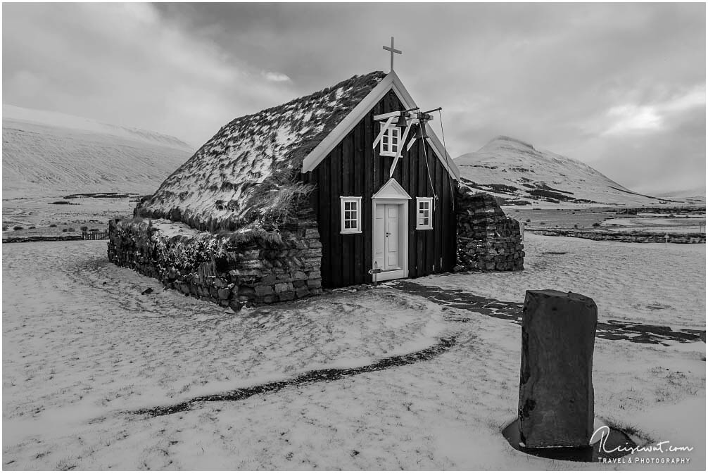 Die alte Saurbæjarkirkja ist ein dankbares s/w-Fotomotiv