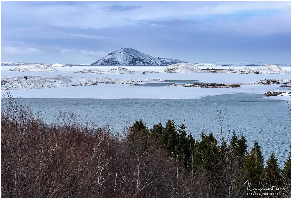 Der Myvatn im Winter bei Eis und Schnee