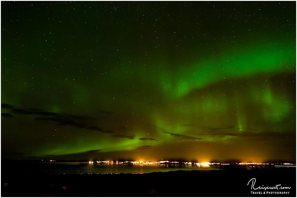 Polarlichter, wie hier in Borgarnes im Westen Island, kann man - mit etwas Glück - zwischen Mitte August und Mitte April sehen.