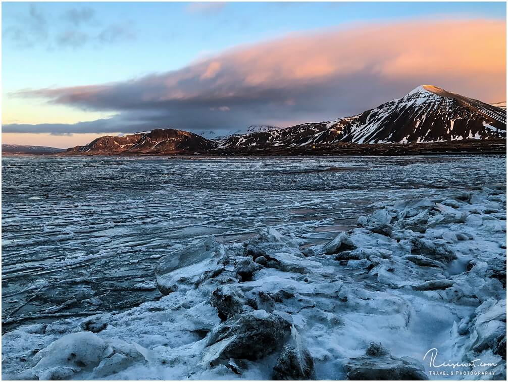 Dicke Wolkenfront beim zugefrorenen Fjord in Borgarnes