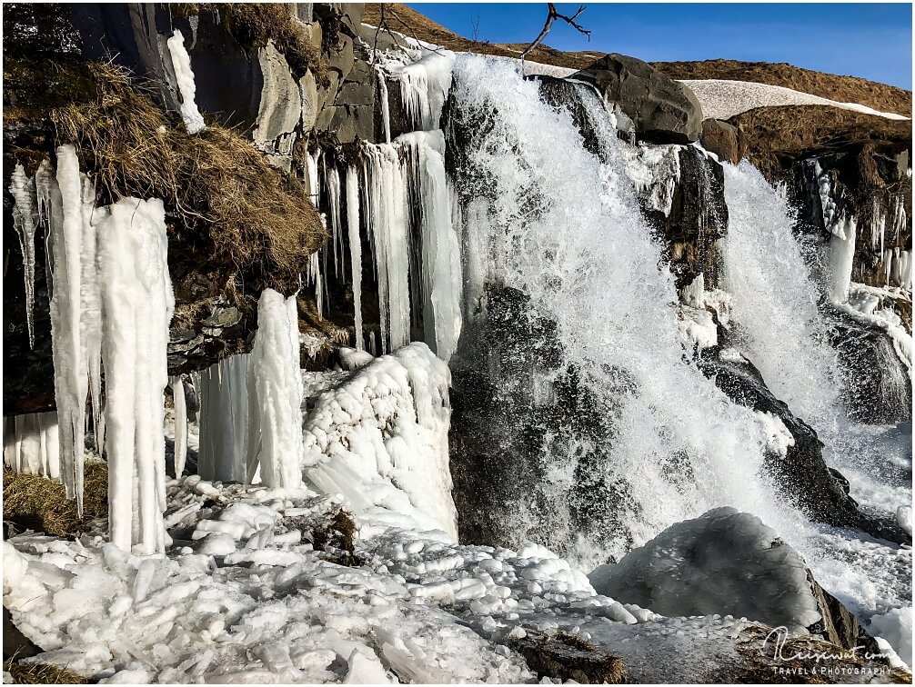 Gefrorener unterer Wasserfall beim Gluggafoss