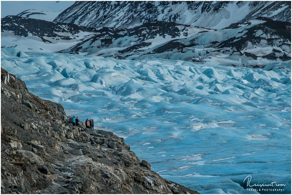 Der gigantische Svinafellsjökull lässt Menschen regelrecht wie Zwerge aussehen