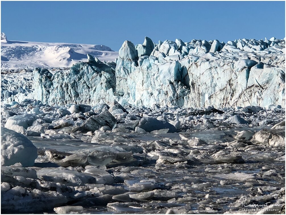 Die Abbruchkante des Breidarmerkurjökull, hier bricht das Eis ab in die Lagune und landet später am Strand