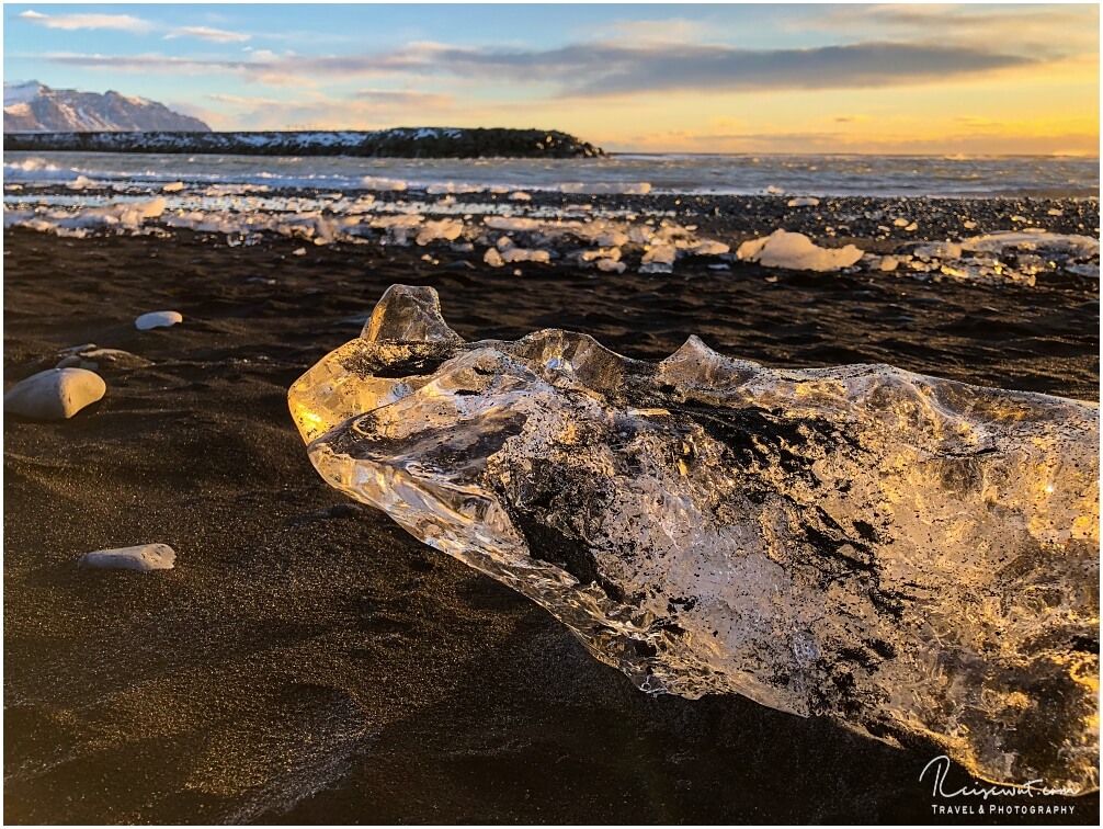 Goldenes Eis am frühen Morgen am Diamond Beach