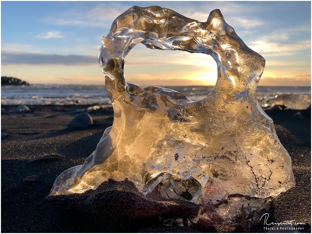 Nur bei Sonnenaufgang möglich: Goldenes Eis am Diamond Beach
