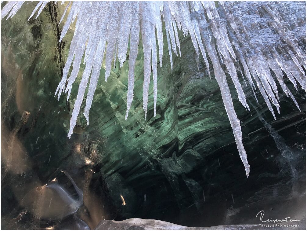 Eiszapfen und allerlei kuriose Farben im Eis