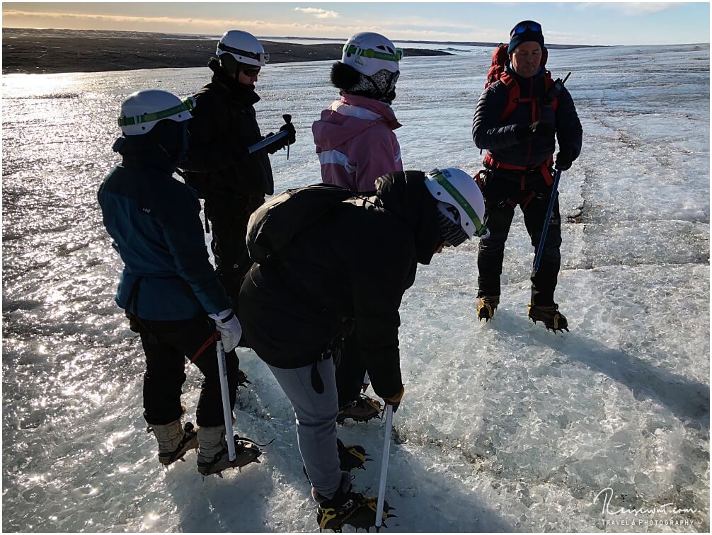 Kurze Lagebesprechung auf dem Weg zur Höhle