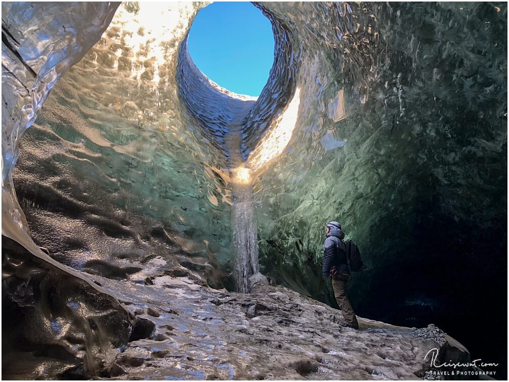 Andächtiger Blick aus der Eishöhle hinaus nach oben