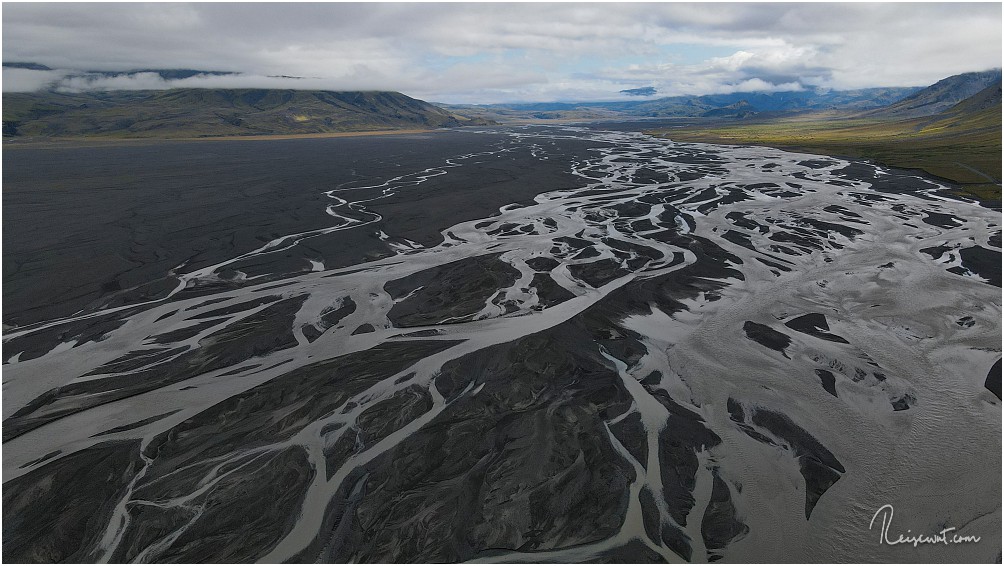 Ein Blick das Tal entlang in Richtung Þórsmörk. Unter uns fliesst die Markarfljót zum Meer