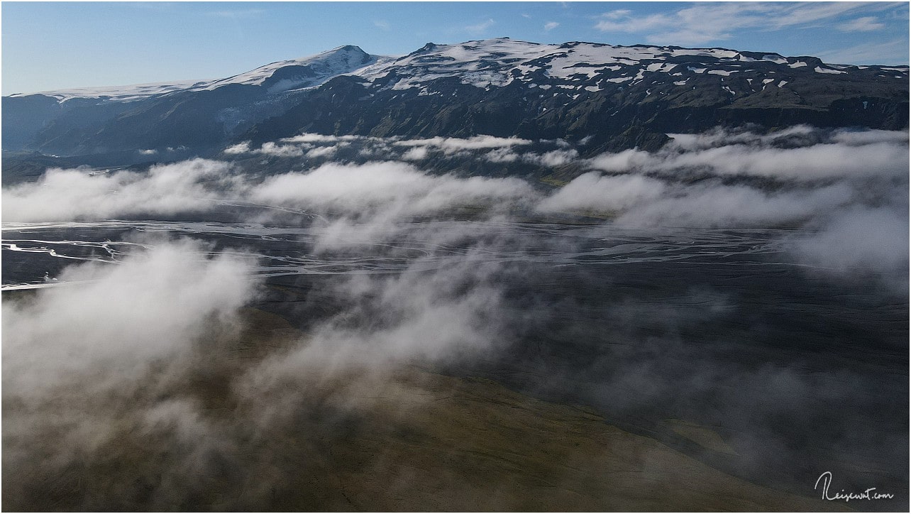 Über den tief hängenden Wolken kurz vor Þórsmörk, im Hintergrund thront der Eyjafjallajökull