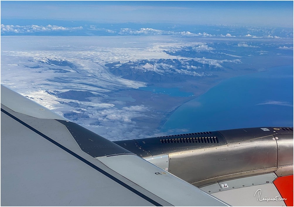 Freie Sicht auf Fjällsárlón und Jökulsárlón, wo man noch einige Eisberge in der Lagune erkennt