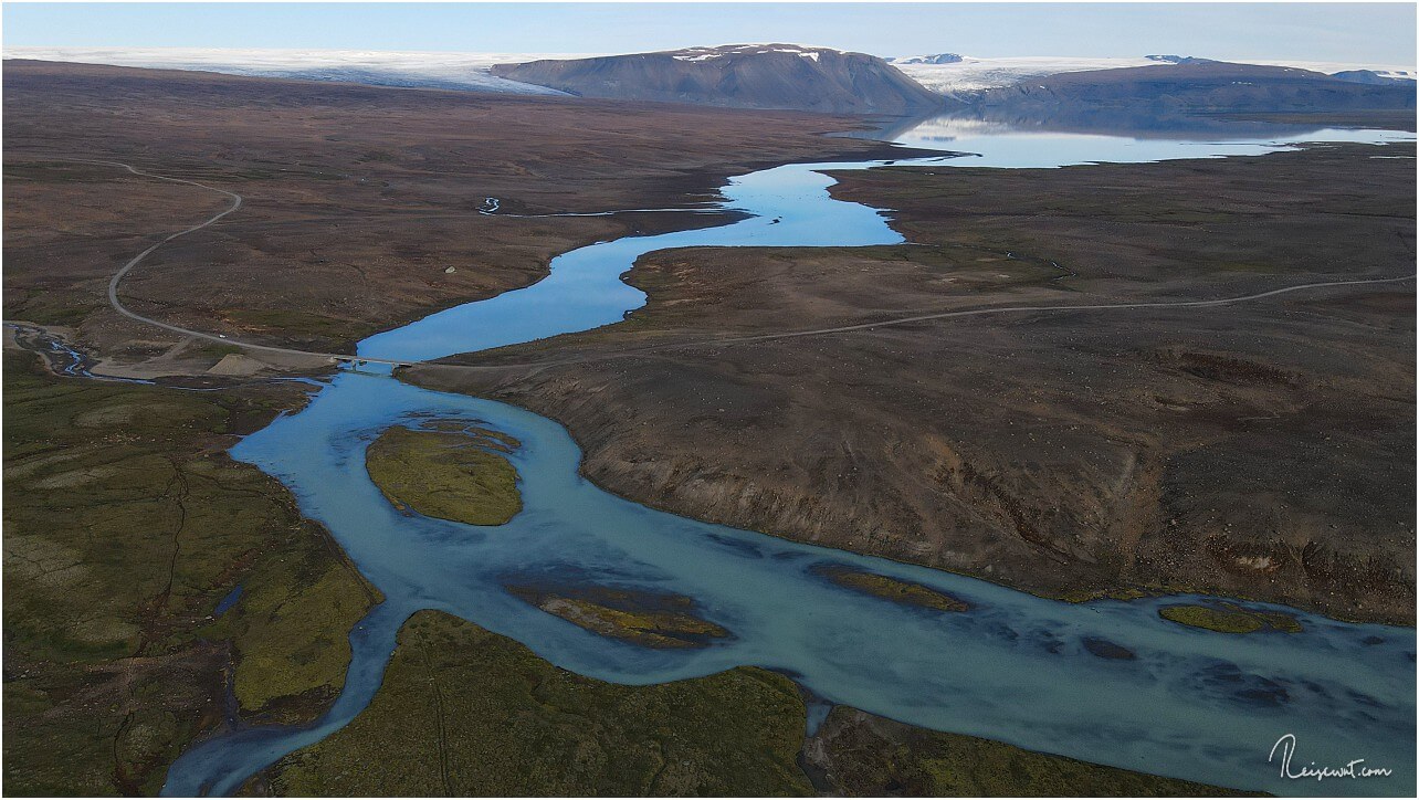 Der Blick aus 120 Metern Höhe in Richtung Hvítárvatn. Im Hintergrund der Langjökull
