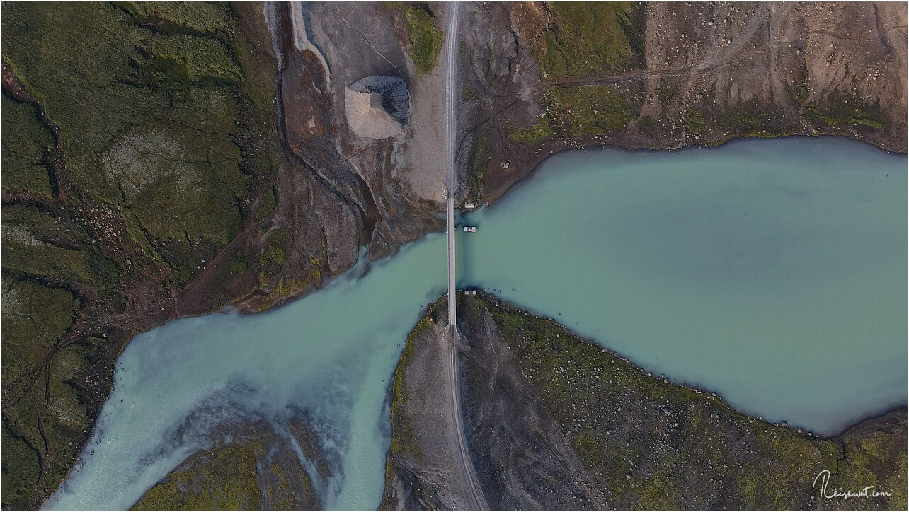 Die Brücke am Ablauf des Hvítárvatn auf der Kjölur von oben