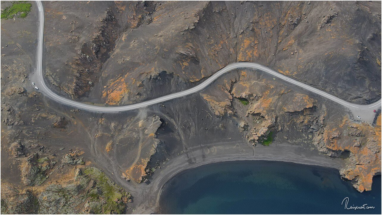 Die geteerte Straße neben dem Kleifarvatn schlängelt sich fotogen durch die Lavalandschaft