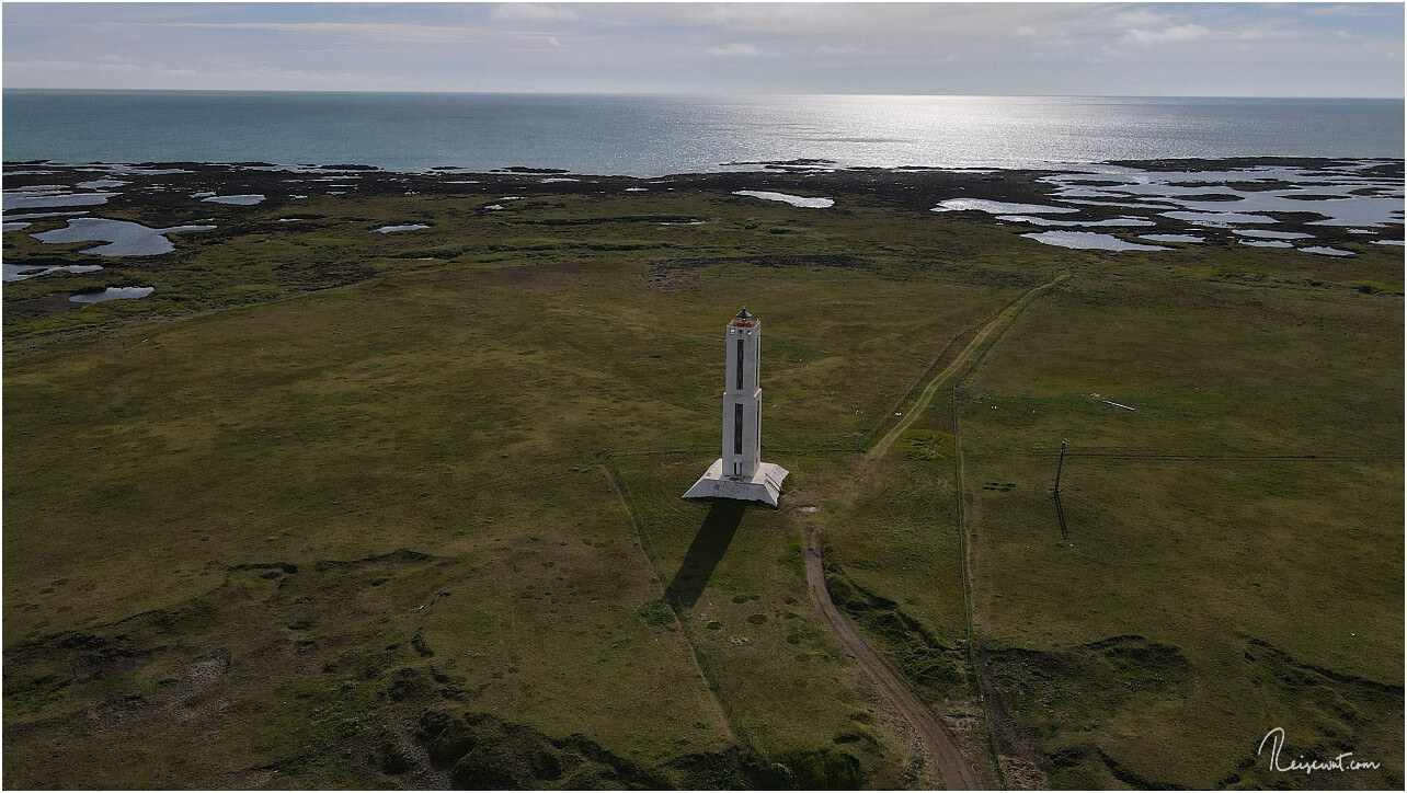 Der Knarrarósviti liegt am äußersten Rand der Halbinsel Reykjanes