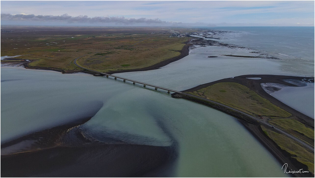 Fotogene Brücke der Straße #427 (Suðurstrandarvegur) am Hlíðarvatn