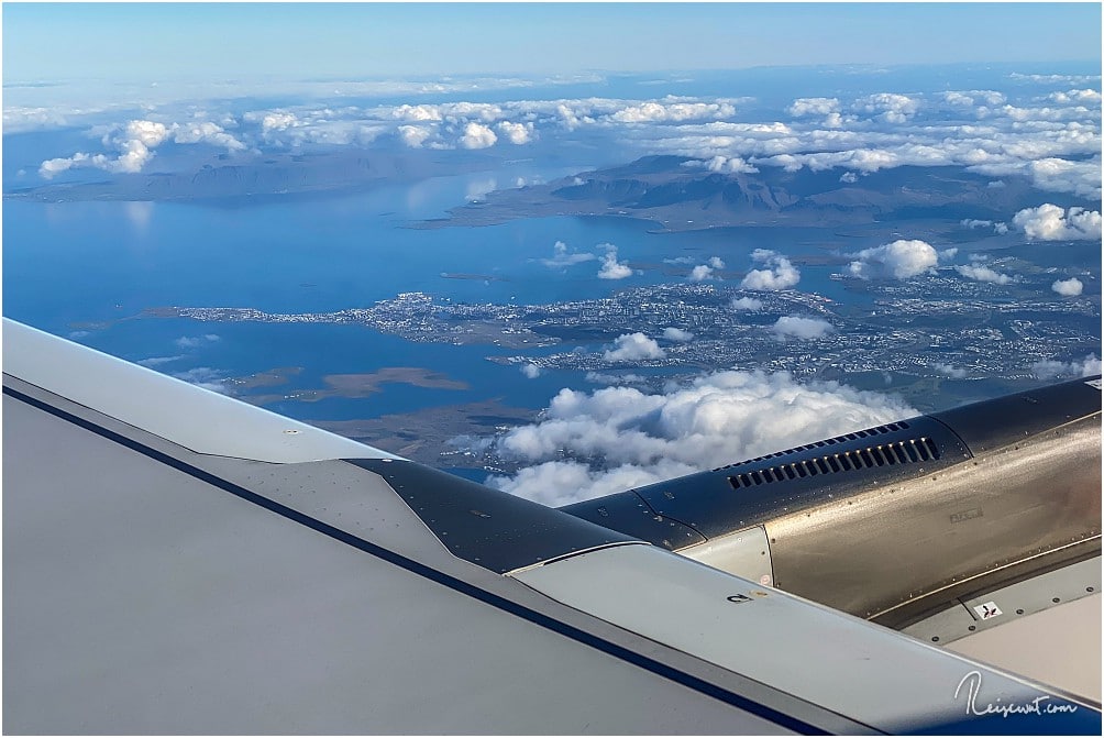 Unten kann man Reykjavik erkennen, darüber den Hvalfjörður und links oben über dem Flügel den Ort Akranes