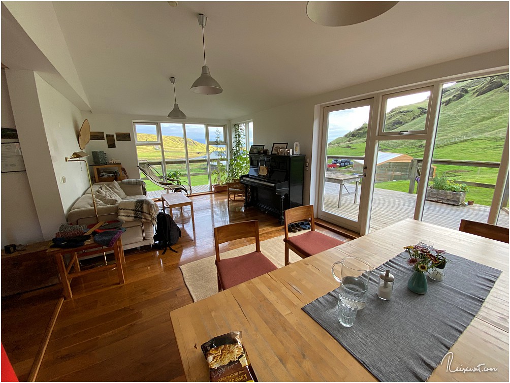 Room with a view ... der Blick von Martina & Jon reicht bis runter nach Kap Dyrholaey