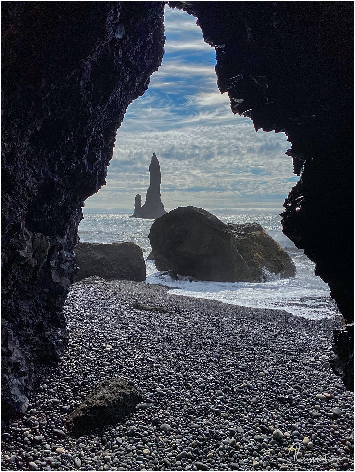 Bis zur zweiten Höhle schaffen es nur die wenigsten Besucher am Reynisfjara