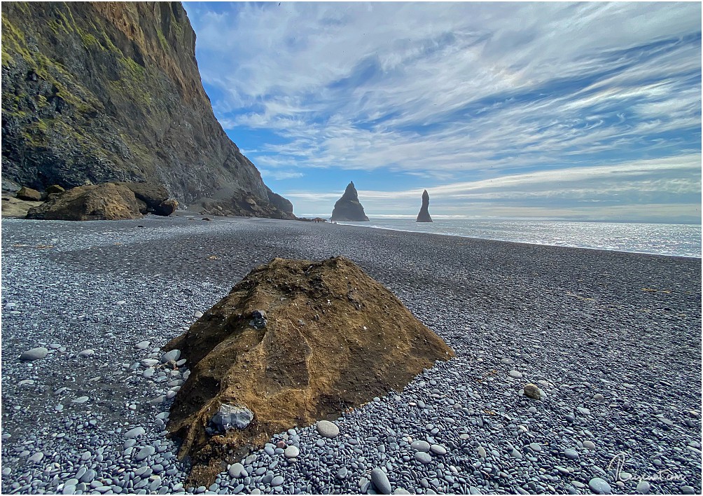 Unfassbares Wetter am Reynisfjara Beach, dekoriert mit fotogenen Wölkchen ... was will man mehr