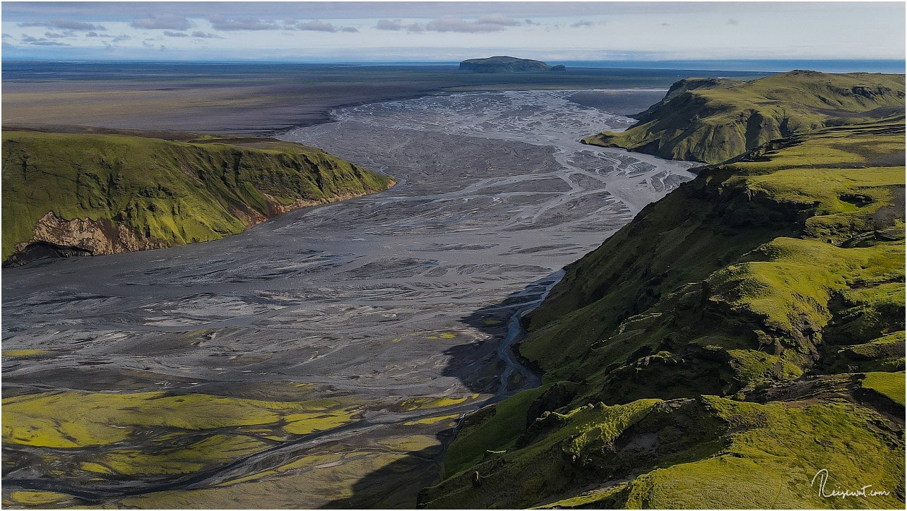 Unterwegs nach Þakgil erkennt man unten inmitten der Sanderfläche den Felsmonolithen Hjörleifshöfdi