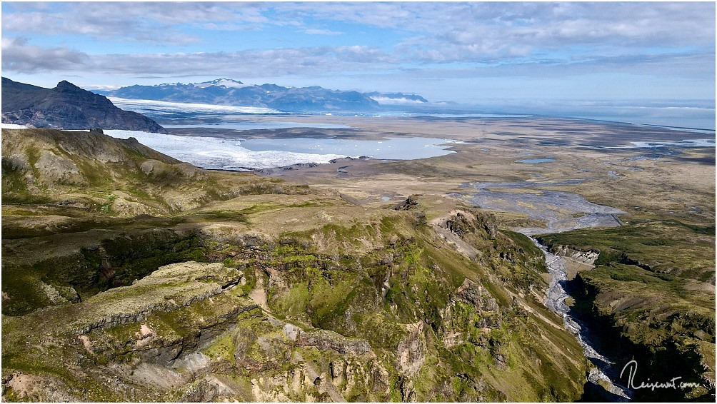 Einer der fantastischsten Aussichtspunkte im Süden der Insel, im Hintergrund Fjällsárlón und Jökulsárlón
