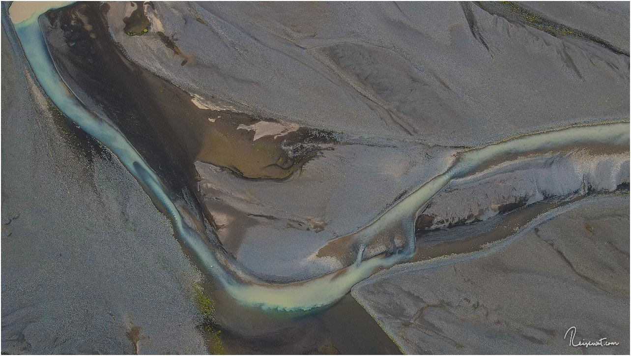 Gletscherfluss durch die Sanderfläche
