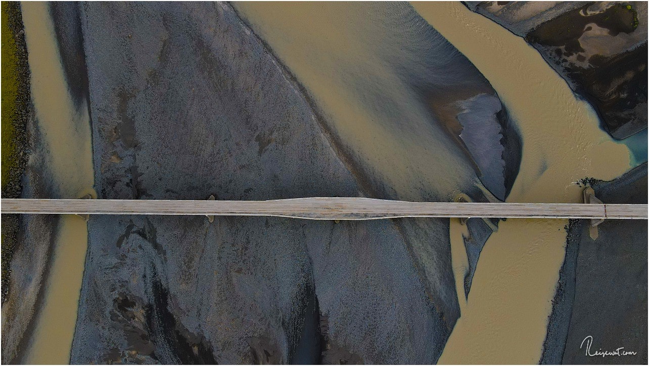 Eine Brücke der Ringstraße mitten durch eine Sanderebene