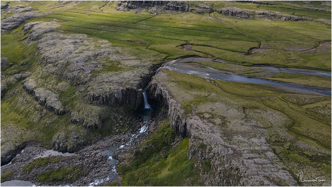 Von oben schaut der Folaldafoss am Öxi-Pass relativ winzig aus