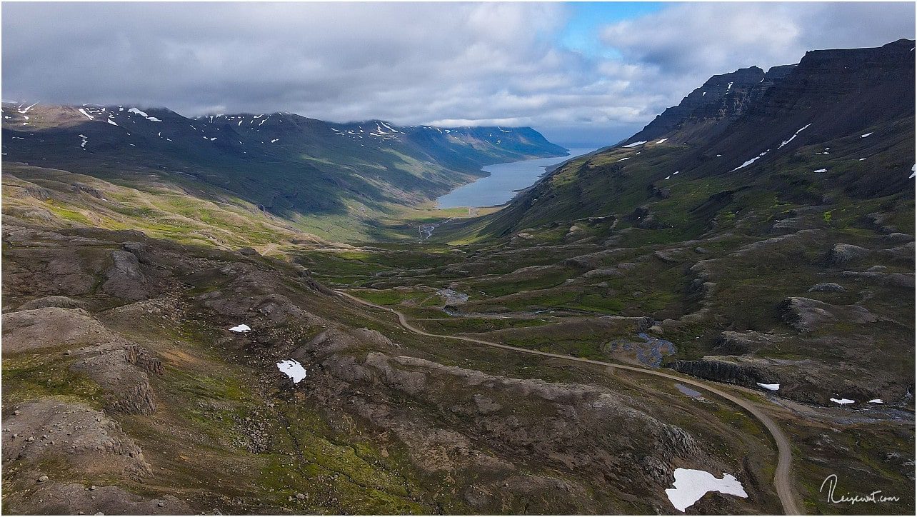 Blick nach unten in den Mjóifjörður