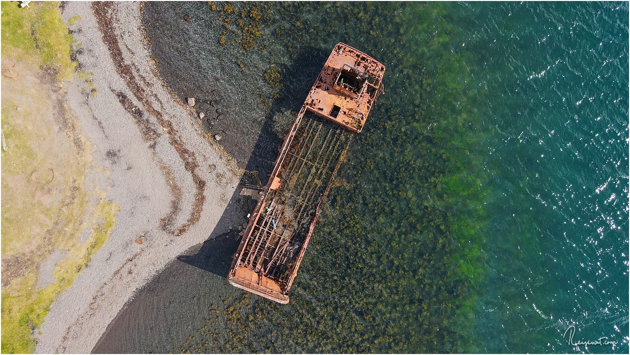 Zeitzeuge ... das alte Wrack der WWII US Navy LCM im Mjóifjörður