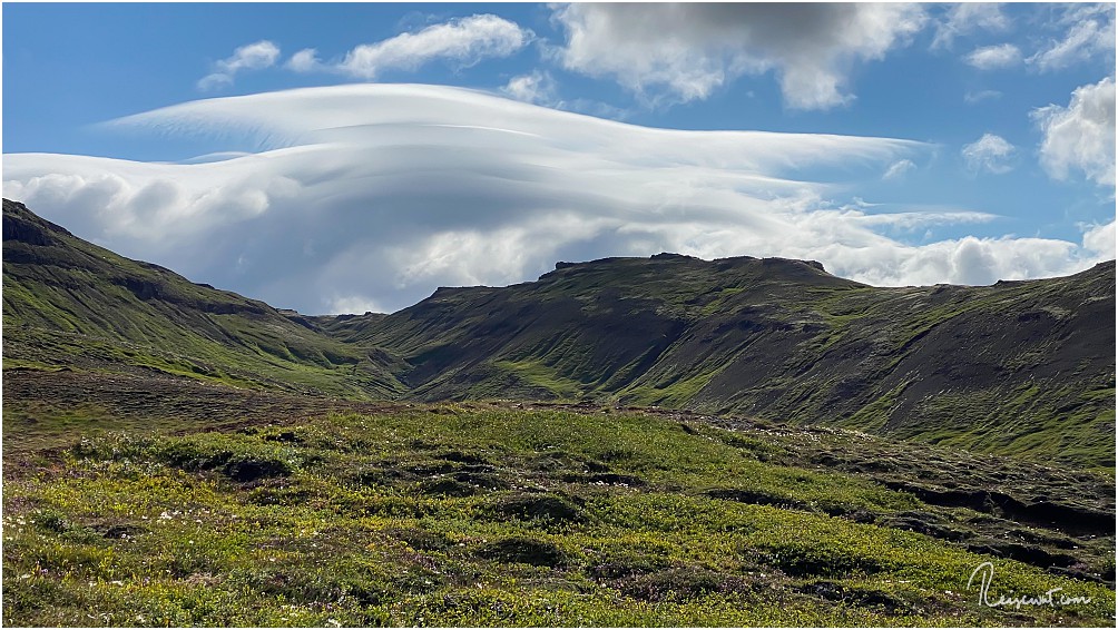 Der Blick vom Parkplatz zur Wanderung nach Stórurð in die Berge