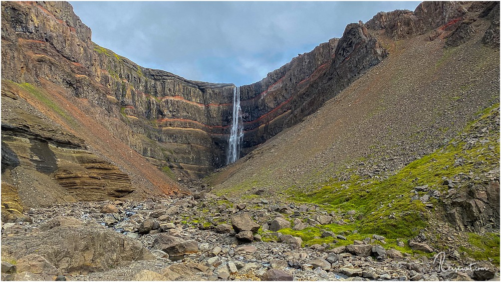 Der Hengifoss vom Ende des hölzernen Trails aus fotografiert