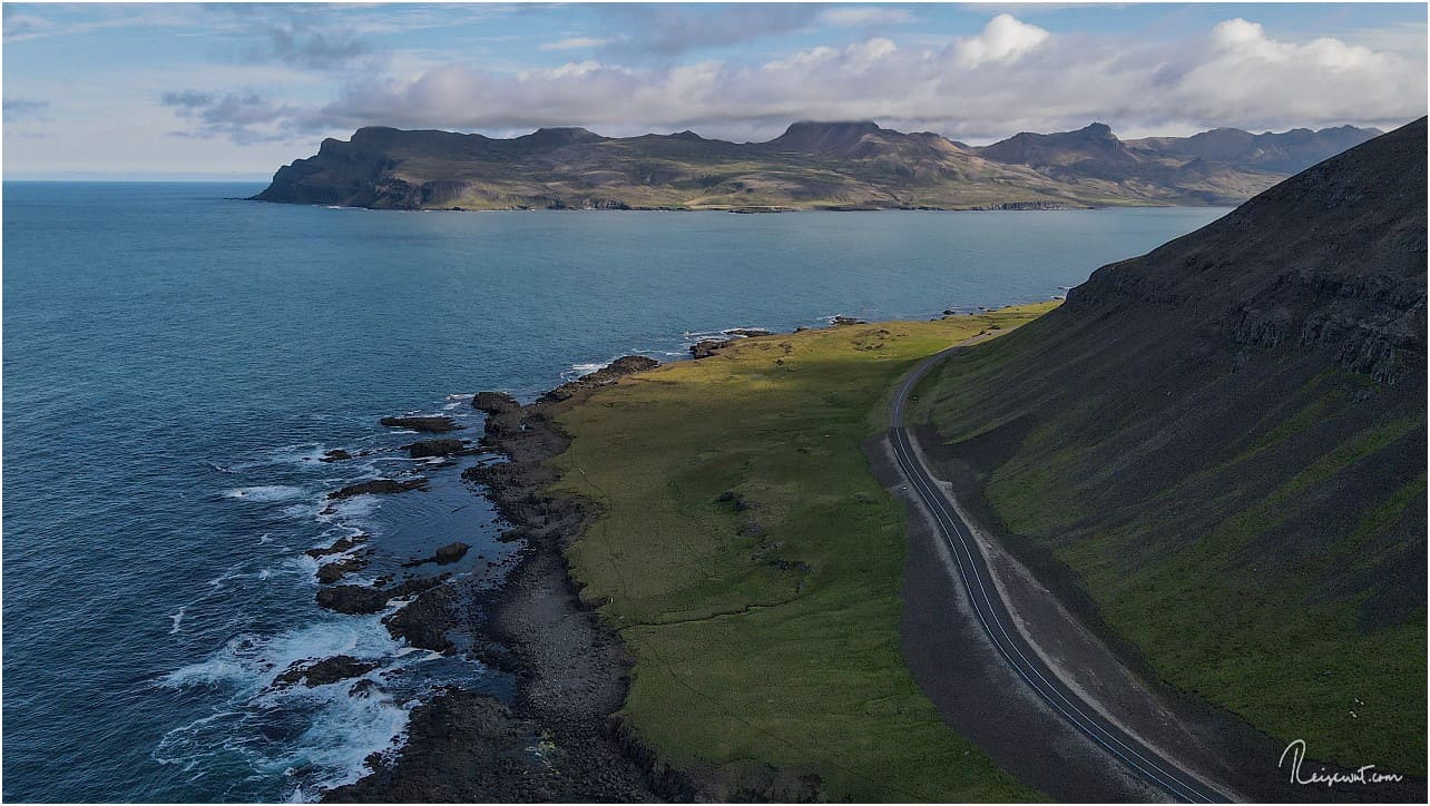 Borgarfjardarhöfn liegt genau dort hinten auf der anderen Seite der Bucht