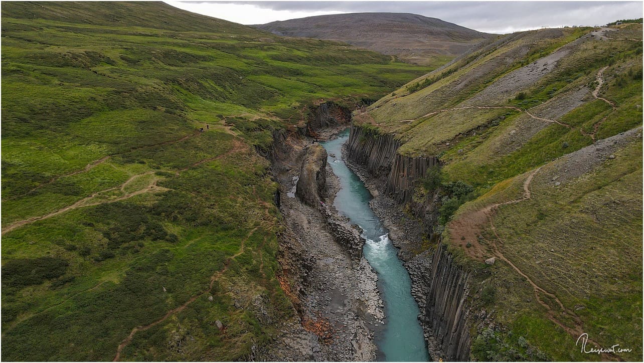 Rechts erkennt man gut die Spuren des wachsenden Tourismus am Stuðlagil Canyon