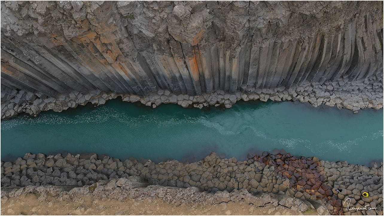 Das Wasser hat übrigens nur im Sommer diese markante Farbe