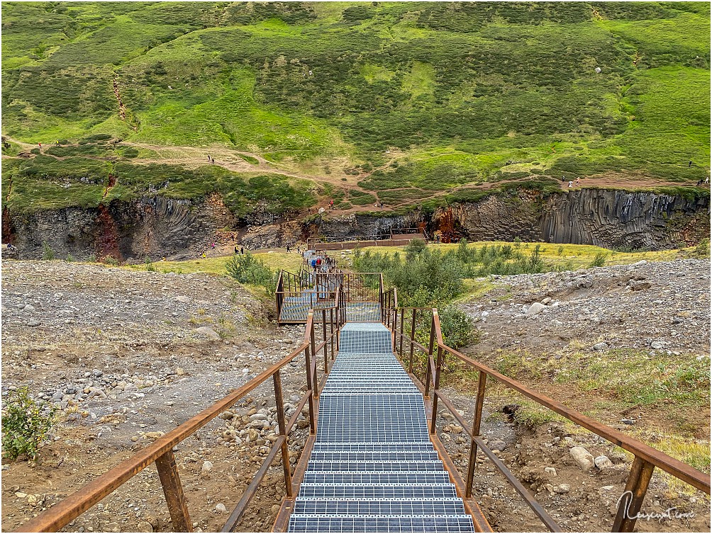 Die neue Treppe auf der anderen Seite. Hier kommt man auch ohne 5 Kilometer lange Wanderung runter zum Stuðlagil Canyon