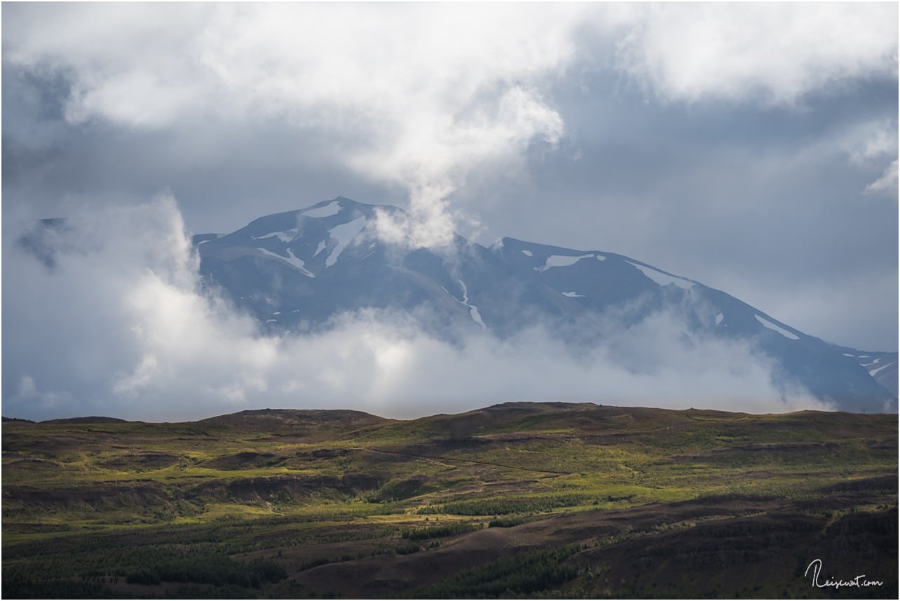 Wolkenspiel in den Bergen auf der gegenüberliegenden Seite