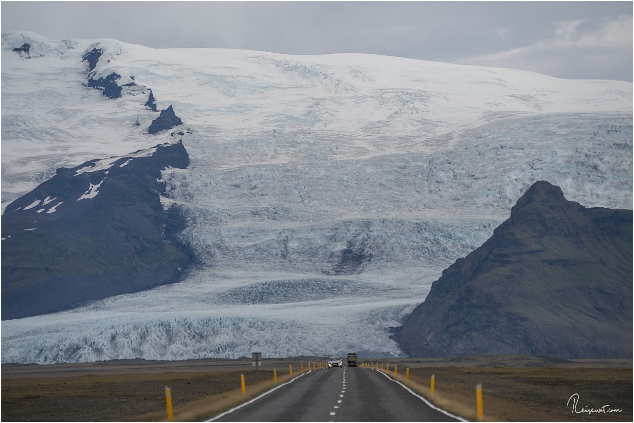 Gewaltig wälzt sich die kleine Gletscherzunge des riesigen Vatnajökulls in Richtung Fjällsarlon